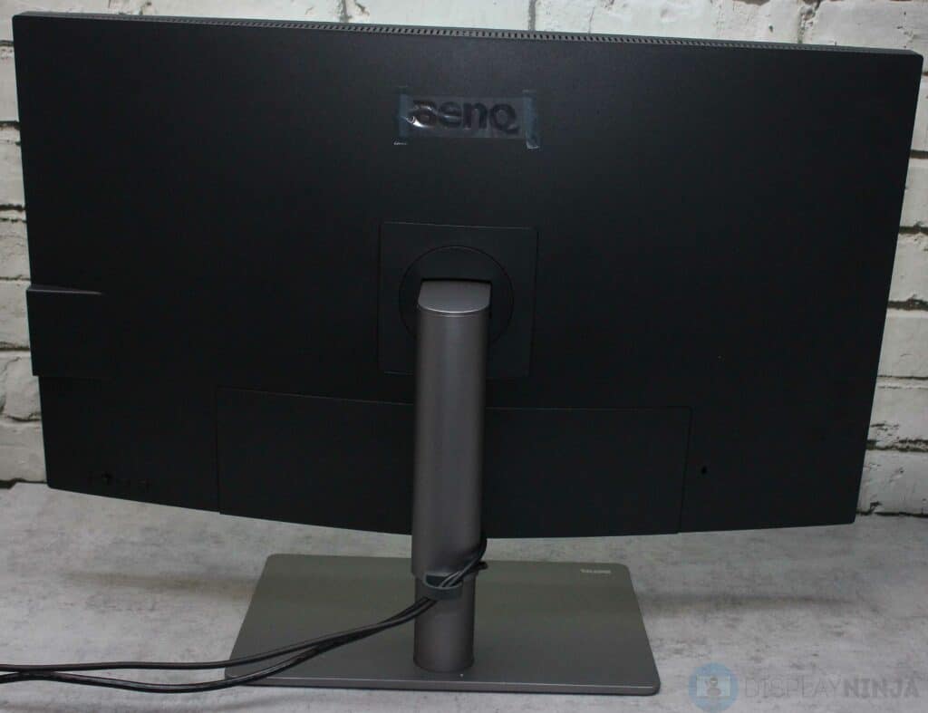 BenQ PD3220U Cable Management