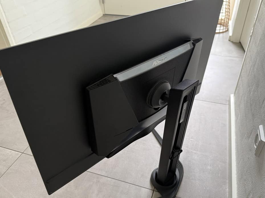 Gigabyte FO32U2 Monitor Behind