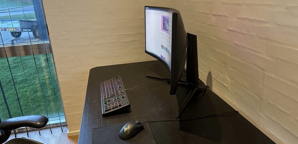 MSI MPG Artymis 343CQR Monitor Side