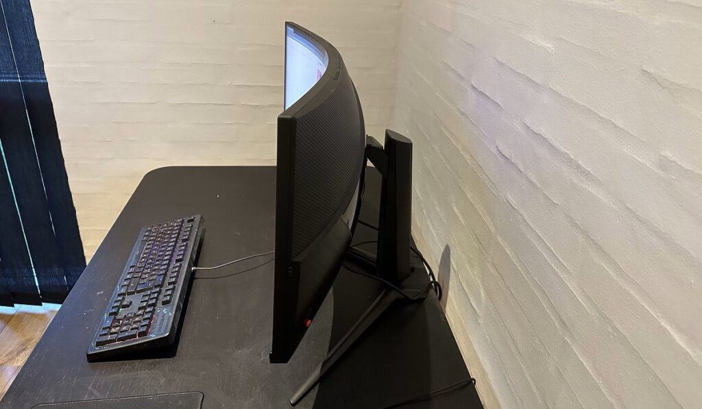 MSI MPG Artymis 343CQR Side